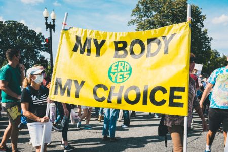 protest sign saying ‘’my body my choice'